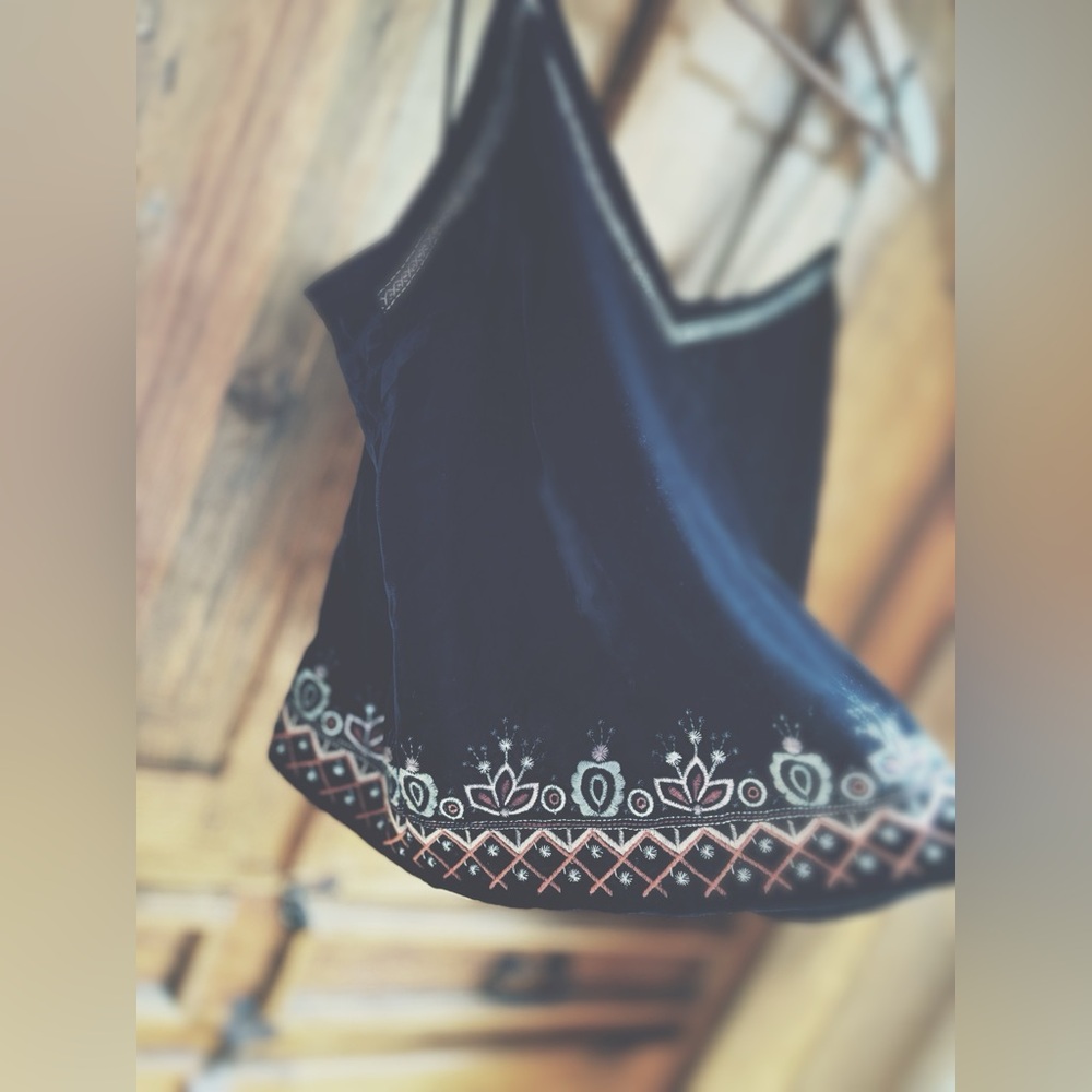 Tank Crushed Velvet Embroidered Detailing - Picture 7 of 10